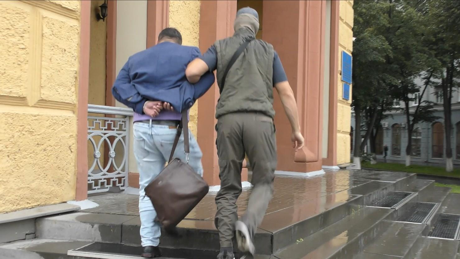 Золотодобытчика, пытавшегося подкупить сотрудника ФСБ, жёстко задержали в Кемерове — видео