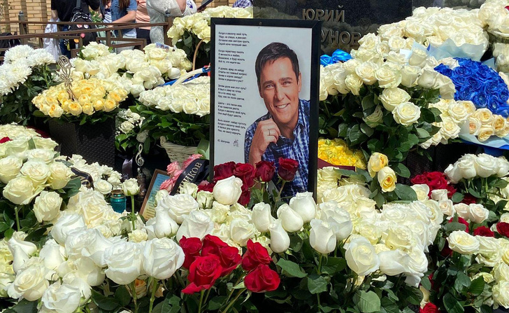 Преданные поклонники в футболках с портретами, бесконечные розы и голуби в небе: два года со дня смерти Юрия Шатунова
