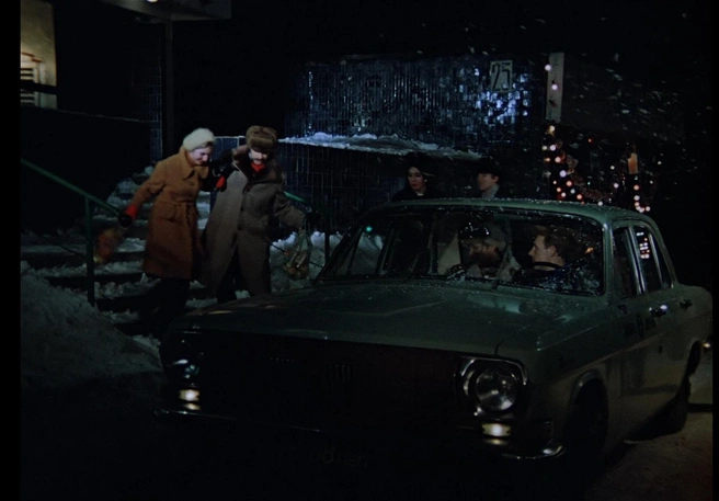 Женя Лукашин приезжает к дому Нади | Источник: кадр из фильма «Ирония судьбы, или С лёгким паром!» (1976), Мосфильм