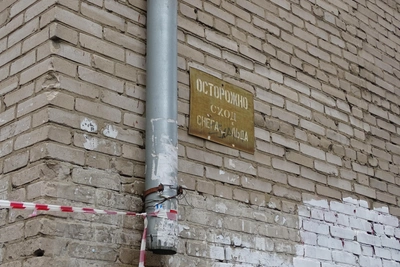 Двухлетняя девочка погибла от снега с крыши в Перми