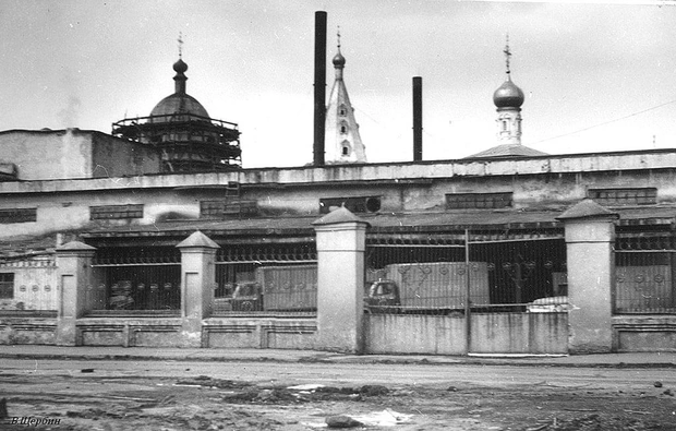 С 1917 по 1968 год в Богоявленском соборе работал кондитерский цех хлебозавода, который расположен совсем рядом. Правда, заглянуть сквозь забор предприятия теперь не получится | Источник: Валерий Щербин / Pastvu.com