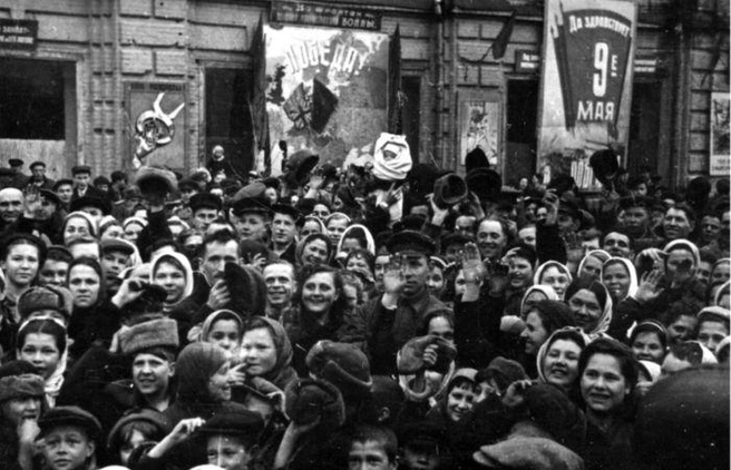 На фото — митинг, посвященный Победе в Уфе 9 мая 1945 года | Источник: Республиканский музей боевой славы