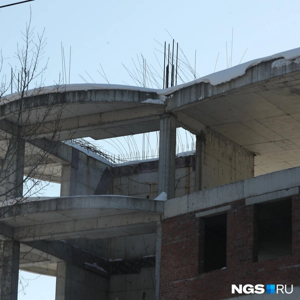 У долгостроя есть интересный полукруглый выступ, в новом проекте его сохранят | Источник: Андрей Бортко / NGS.RU