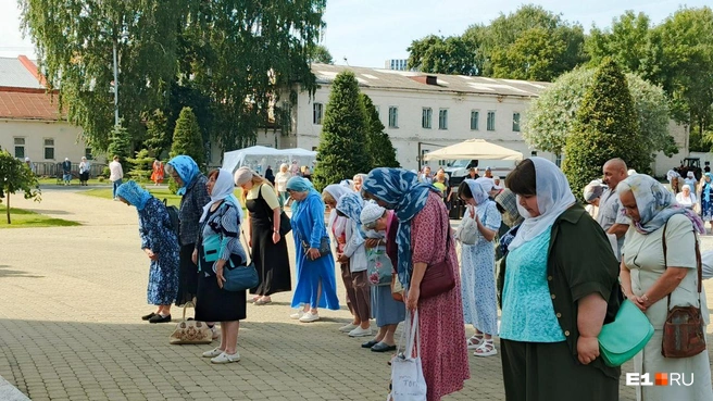 Тысячи екатеринбуржцев собрались в центре города. Из-за чего такой ажиотаж? | Источник: Анастасия Копыркина / E1.RU