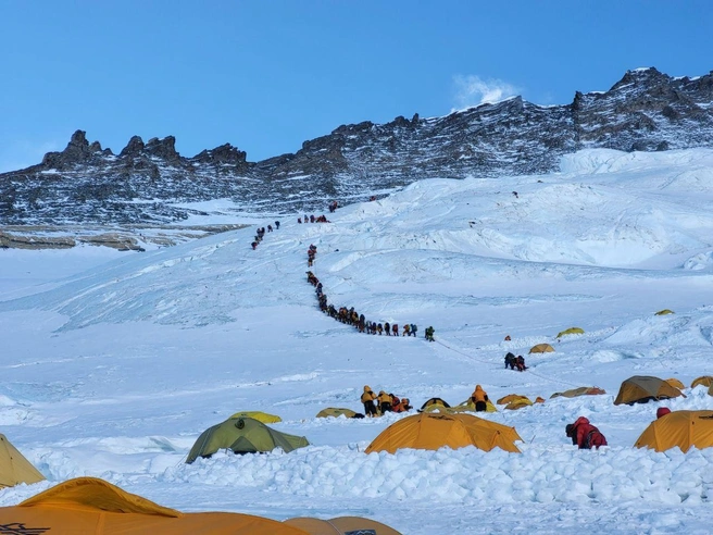 Желающих покорить Эверест много | Источник: Belkin online Everest 2022 / Telegram