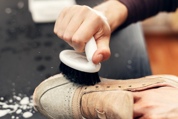 Восстанавливаем внешний вид замшевой обуви без следа от солевого пятна