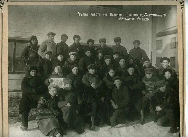 Куйбышевский городской молочный завод «родился» еще до войны — в 1932 году. На фото — часть дружного коллектива в 1936 году | Источник: архив предприятия