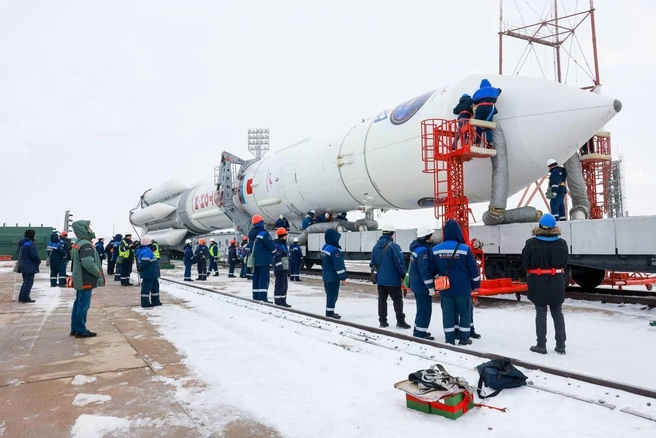 Огромную ракету везли к месту старта на мотовозе с несколькими платформами | Источник: архив Елены Деминой и Виктора Плоского