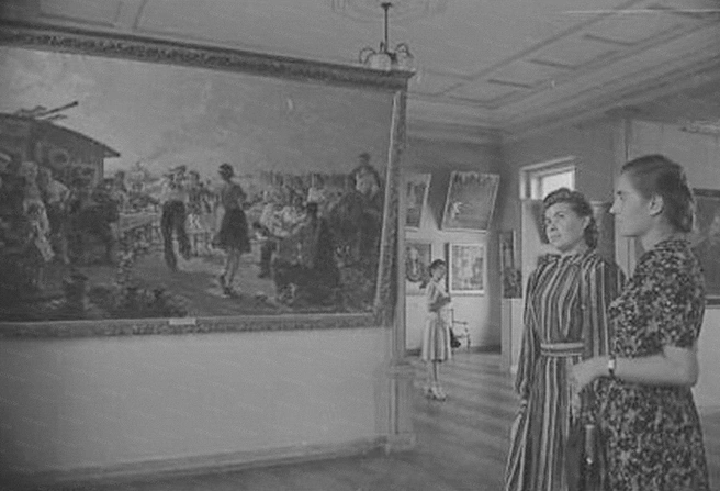 В зале советской живописи в Художественном музее. 13 августа 1949 года | Источник: из фотофондов ЦГАСО и СОГАСПИ