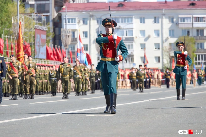 Погода утром 7 мая добавляла ярких солнечных красок  | Источник: Роман Данилкин / 63.RU 