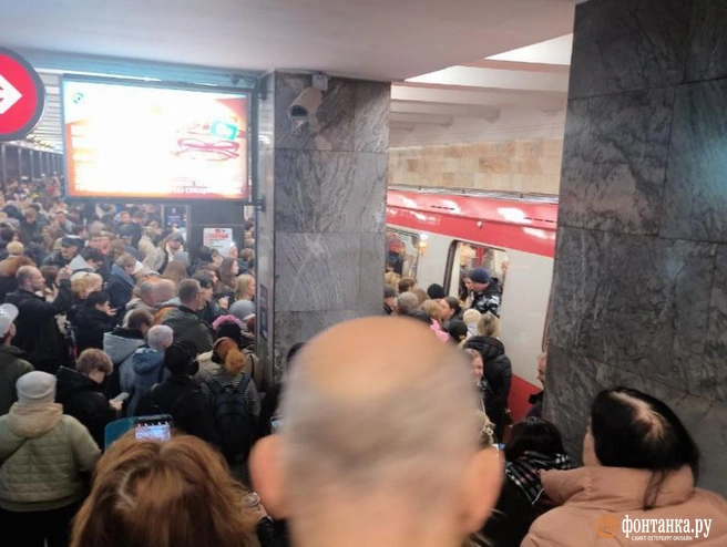 Поезда на красной линии метро запустили  | Источник: читатель «Фонтанки»