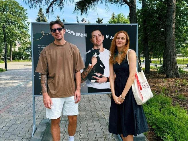 Галя Море с одним из героев выставки | Источник: Галя Море