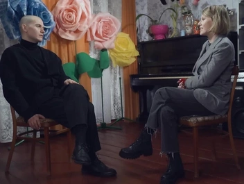 Солист группы Shortparis Николай Комягин во время интервью Ксении Собчак | Источник: «Осторожно, Собчак» / YouTube