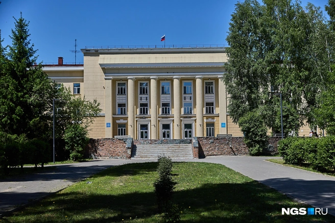 Лестницу, ведущую ко входу, отремонтировали недавно. Она явно выделяется на фоне разрушающейся площади | Источник: Александр Ощепков / NGS.RU