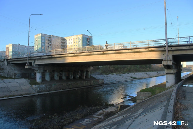 А этот мост соединяет два участка проспекта Кузнецкстроевского | Источник: Игорь Епифанцев / NGS42.RU