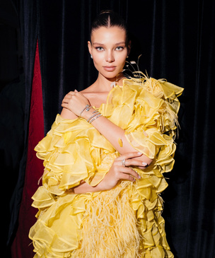 Желтое платье, достойное «Оскара»: Алеся Кафельникова в шедевре из шелковой органзы и перьев