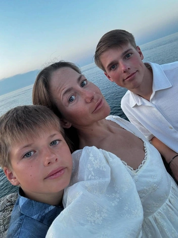 Старший сын звезд уже совершеннолетний и зарабатываем сам