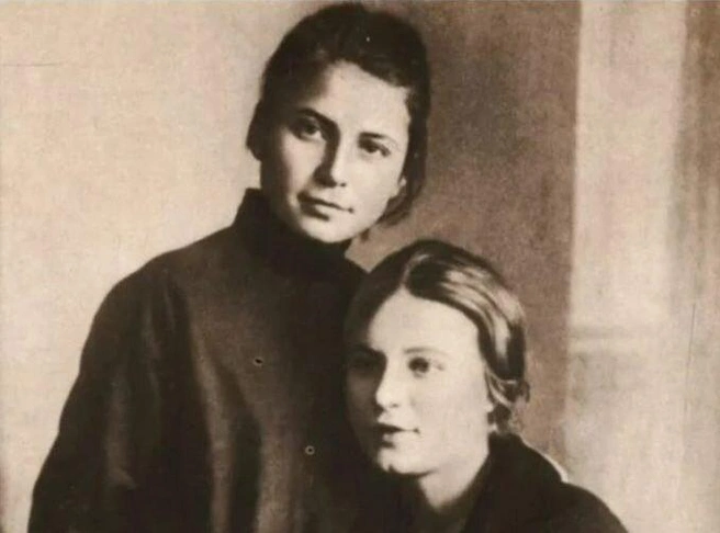 Свою младшую сестру Александру (на фото слева) поэт обожал, ласково всегда называл Шурочкой | Источник: Dzen.ru