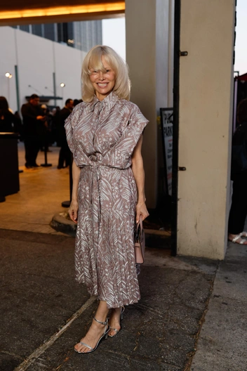 Памела Андерсон продолжает агитировать женщин ходить без макияжа — и делает это очень элегантно | marieclaire.ru