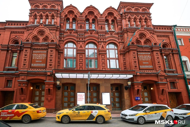 В нескольких шагах от двора находится Театр имени Маяковского | Источник: Артем Устюжанин / MSK1.RU