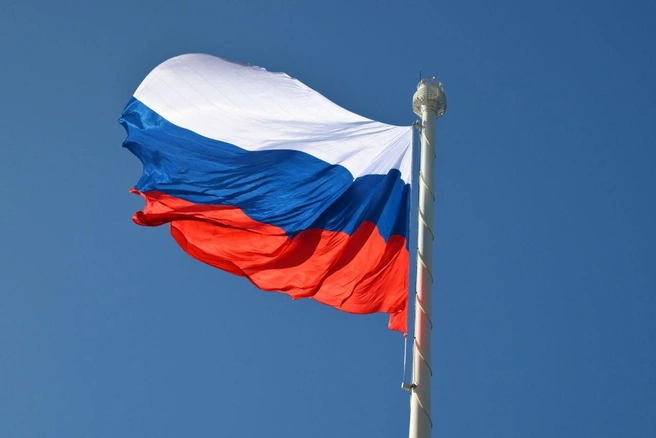 В День Государственного флага России показываем, как поднимают триколор на самом высоком флагштоке страны | Источник: Андрей Бок / «Фонтанка.ру»