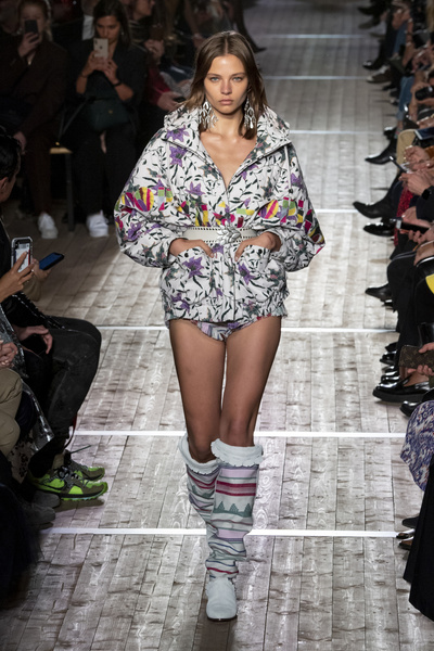 Алеся Кафельникова стала звездой бельевого показа на Неделе моды в Париже