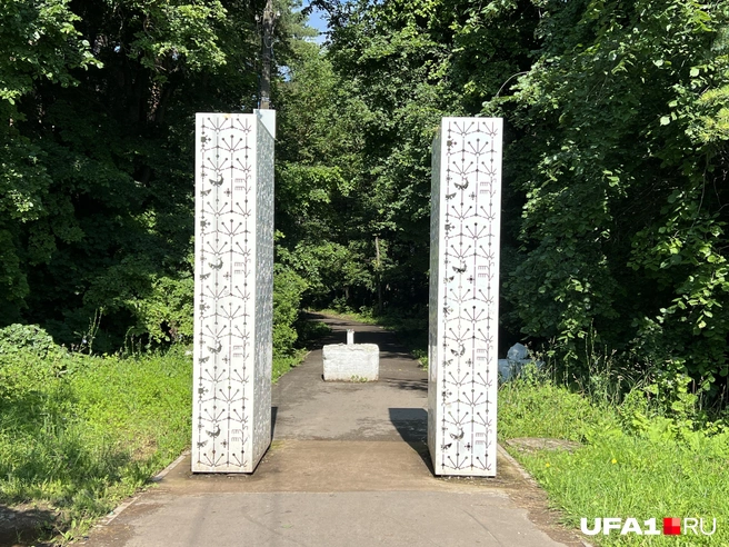 Зачем эти колонны тут нужны? | Источник: Андрей Бирюков / UFA1.RU