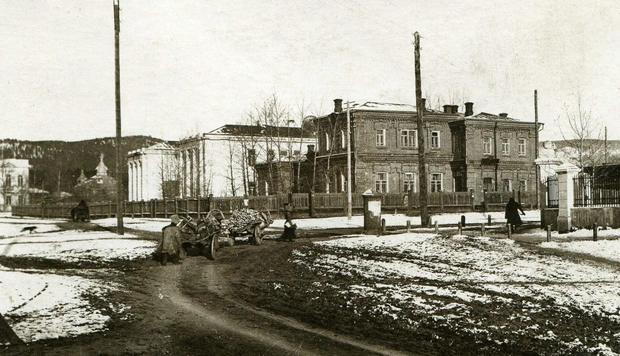 Вид с улицы Пушкина на улицу Сретенскую (Чкалова), 1920-е годы. На фото слева направо: здание Читинской мужской гимназии, Свято-Антониевская церковь при ней, Читинский краеведческий музей, приходское училище, северный угол сада Жуковского (парк ОДОРА) | Источник: группа «Чита — фото из прошлого» во «ВКонтакте»