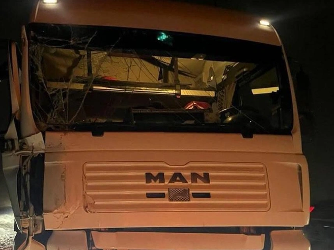 Водитель грузовика MAN двигался попутно с автобусом и совершил с ним столкновение. | Источник: прокуратура Новосибирской области