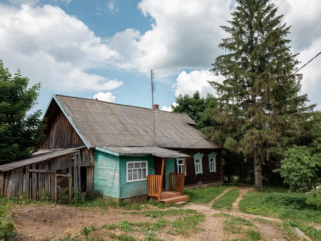 Дом утопает в зелени деревьев | Источник: Александр Куренной / 76.RU