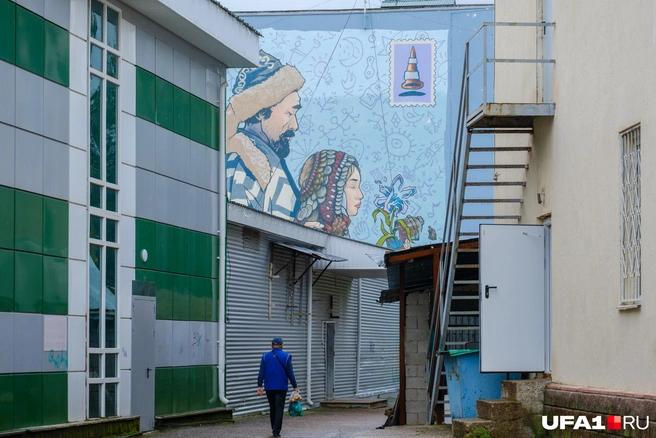 Странный проход и красивый мурал | Источник: Булат Салихов / UFA1.RU
