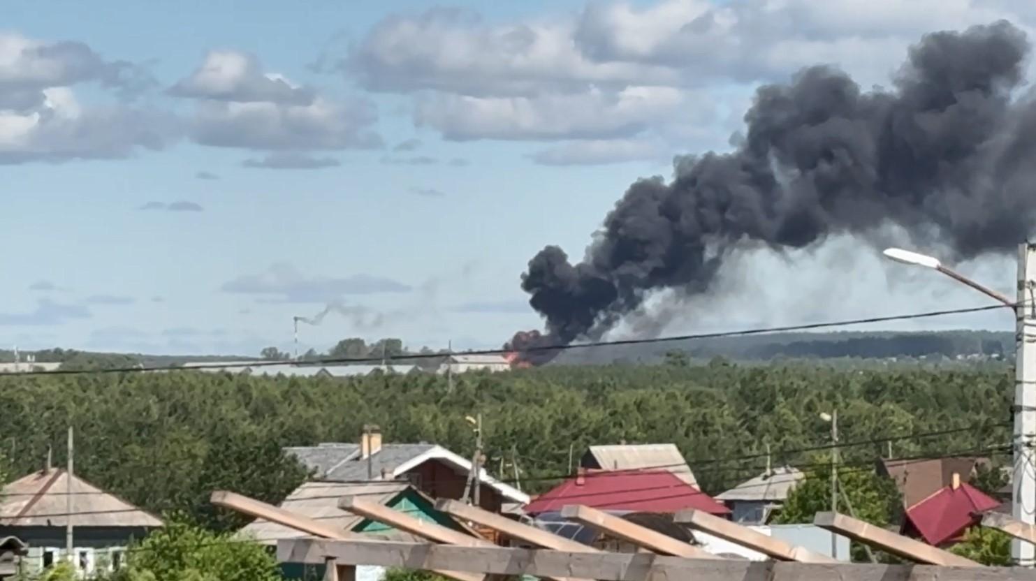 В Соликамске рядом с колонией для пожизненно осужденных «Белый лебедь» произошел сильный пожар: видео