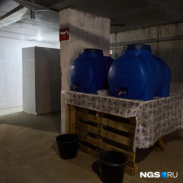 По нормативу расчитывается и вода. Одному человеку в сутки положено два литра. Резервуары планируют заполнять водой через коммуникации дома | Источник: Александр Ощепков / NGS.RU