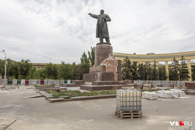 Газон однозначно придется пересаживать | Источник: Константин Завриков / V1.RU
