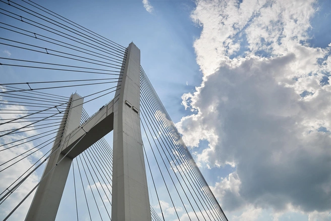 Строители продолжают установку мачт освещения | Источник: Александр Ощепков / NGS.RU