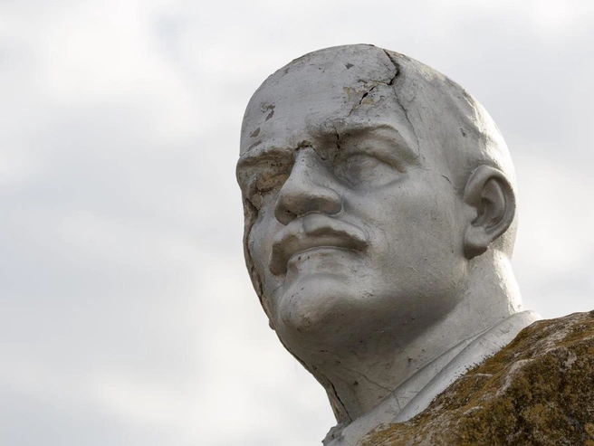 Береславский памятник напоминает воина с саблей | Источник: Константин Завриков