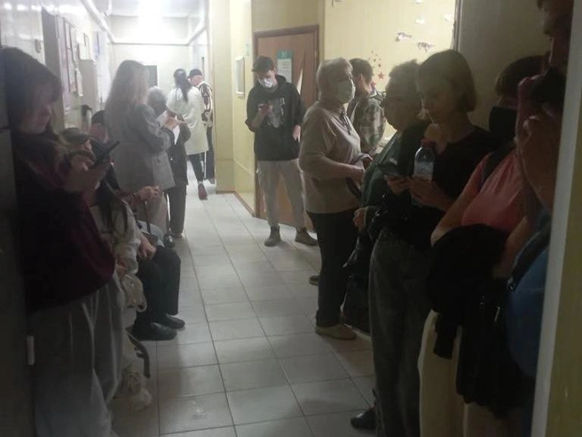 Многим пациентам приходится ждать своей очереди стоя | Источник: читатель V1.RU