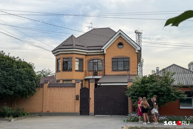 Рядом с домом стоят родные | Источник: Евгений Вдовин / 161.RU