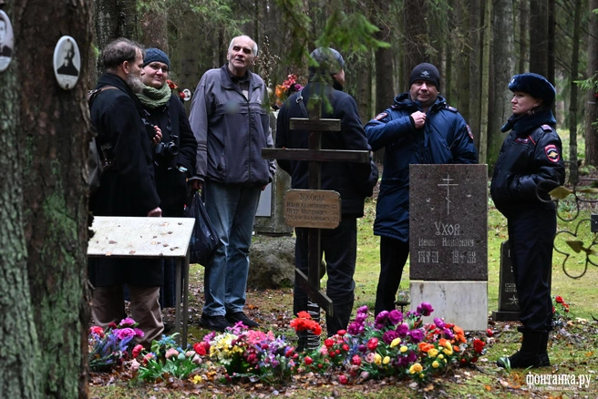 На Левашовской пустоши задержали пенсионера с желто-голубым значком. За аксессуар он получил внушительный штраф | Источник: Андрей Бок / «Фонтанка.ру»