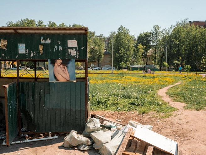 Кто-то украсил мусорный контейнер фотографией | Источник: Александр Куренной / 76.RU