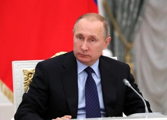 Владимир Путин поручил досрочно выплатить родителям по 10 тысяч на детей-школьников