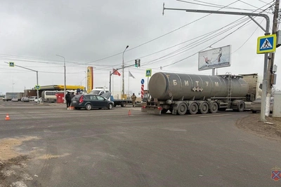 Столкновение фуры и легковушки в Волгограде