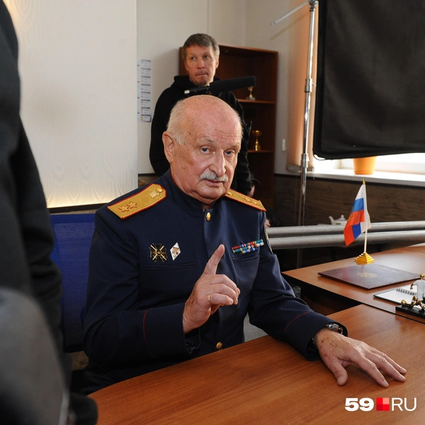 На съемки попал худрук Пермского губернского оркестра Евгений Тверетинов. Форма ему точно к лицу! | Источник: Ирина Тропина / 59.RU