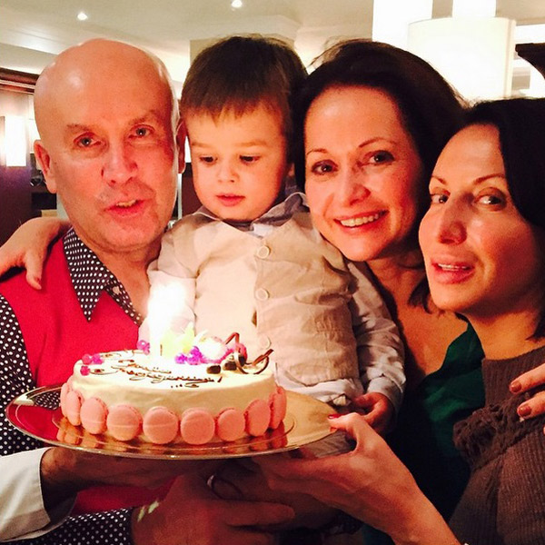 Вечером всех ждал роскошный торт. Семья с подругой Аликой Смеховой
