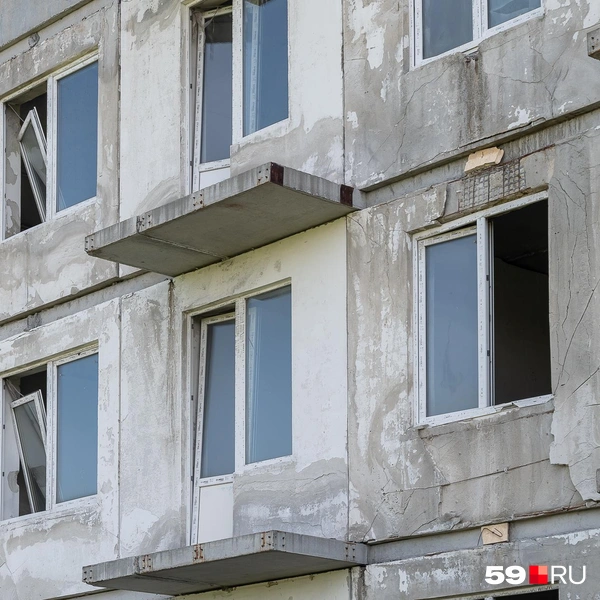 Окна, которые успели вставить, побиты | Источник: Василина Любимова / 59.RU
