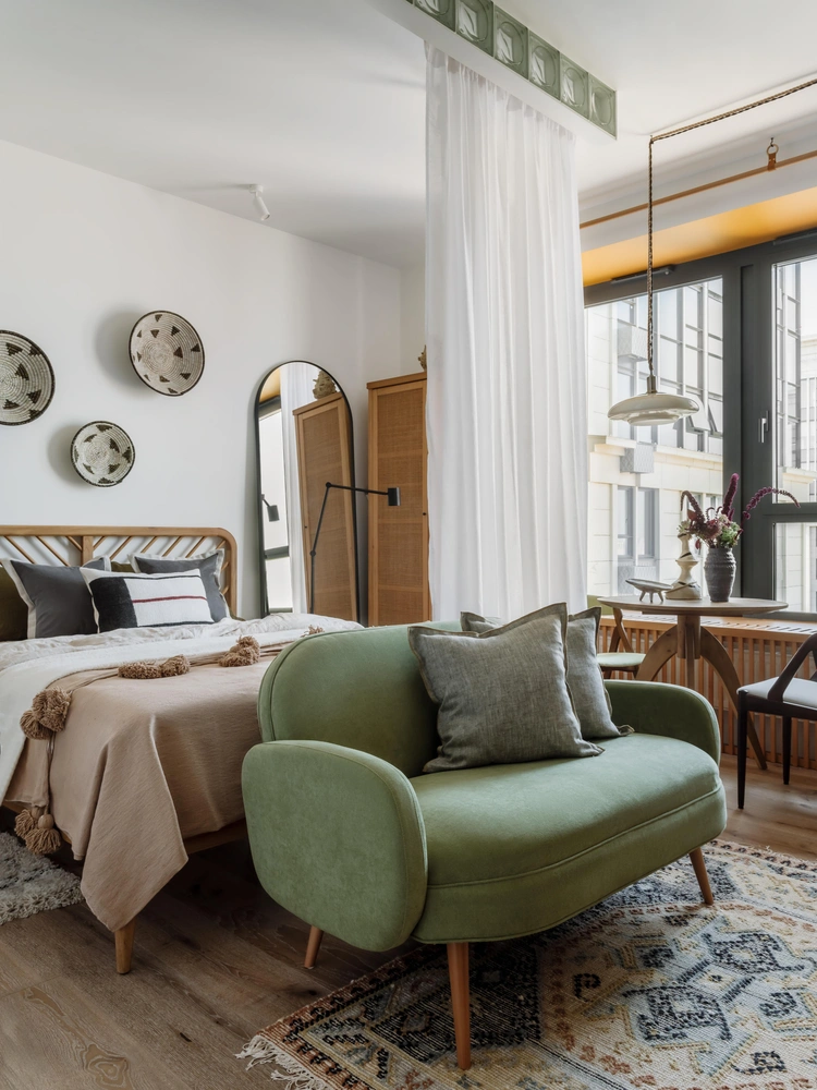 На стенах — краска, Lanors Mons. Диван, «Огого Обстановочка». Ковер, La Redoute. Тюль, Leroy Merlin. | Источник: Ольга Шангина-Лестерлен стиль: Александра Пыленкова