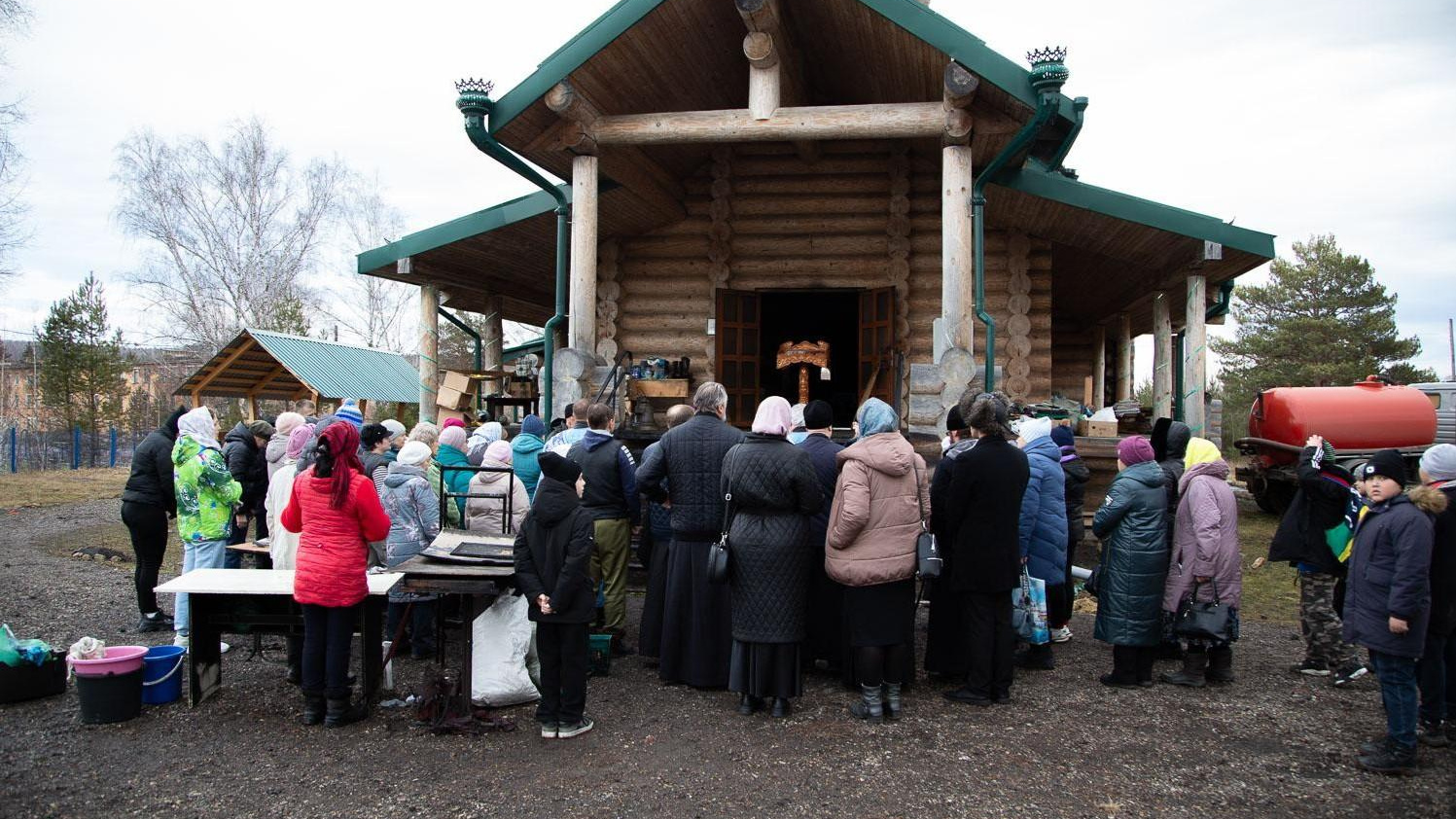 Митрополит призвал помочь сгоревшему храму в Кедровом. Епархия показала фото после пожара