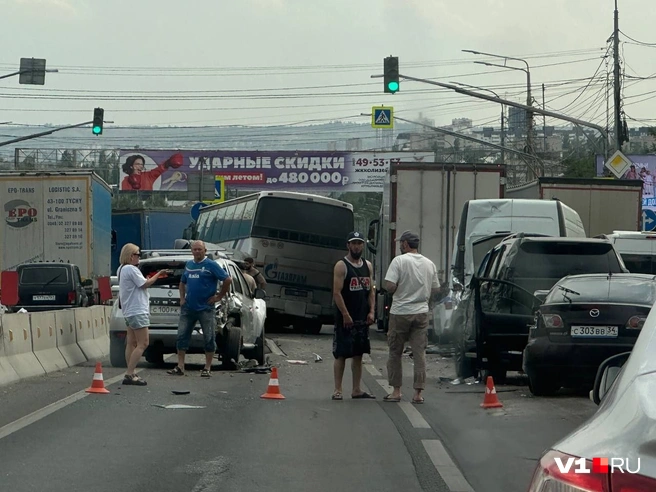 «Отказали тормоза»: пассажирский автобус Москва — Махачкала снес девять машин в Волгограде | Источник: Илья Воробушкин
