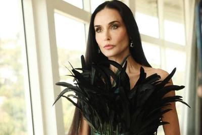 «Перезагрузка» с пиявками и ультра-декольте: как Деми Мур держит форму в 63