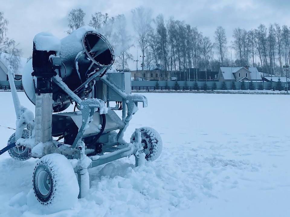 В скандальном лыжно-биатлонном комплексе в Казани установили пушки для создания снега. Показываем, как они работают